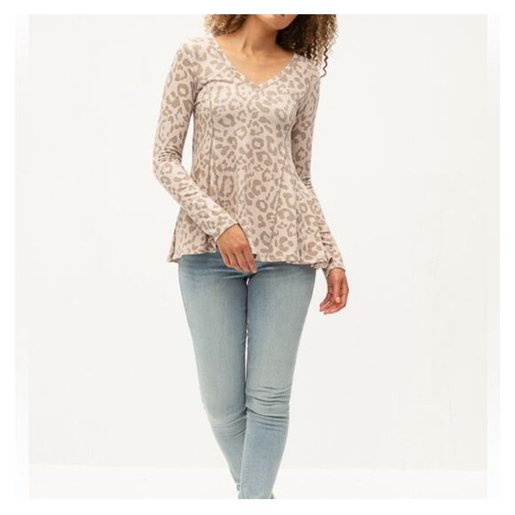 NWT Grey Leopard Women’s Size Medium Hi-Low Hem Long Sleeve Flattering Top K172 - Picture 6 of 7